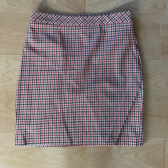 Banana Republic black, white, and red checkered pencil skirt size 6 petite - Picture 3 of 8